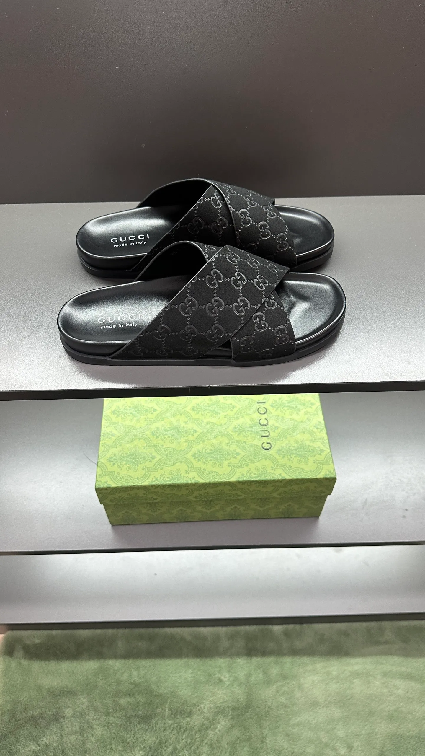 [G Home New Style] P: 300💰Men's size 39~45, (46. Customized) This slipper is made of GG polyester fiber and is decorated with a Gucci label on the front, which adds a striking logo feel to the style. "Gucci Made in Italy" stamped label Rubber sole Flat Made in Italy
